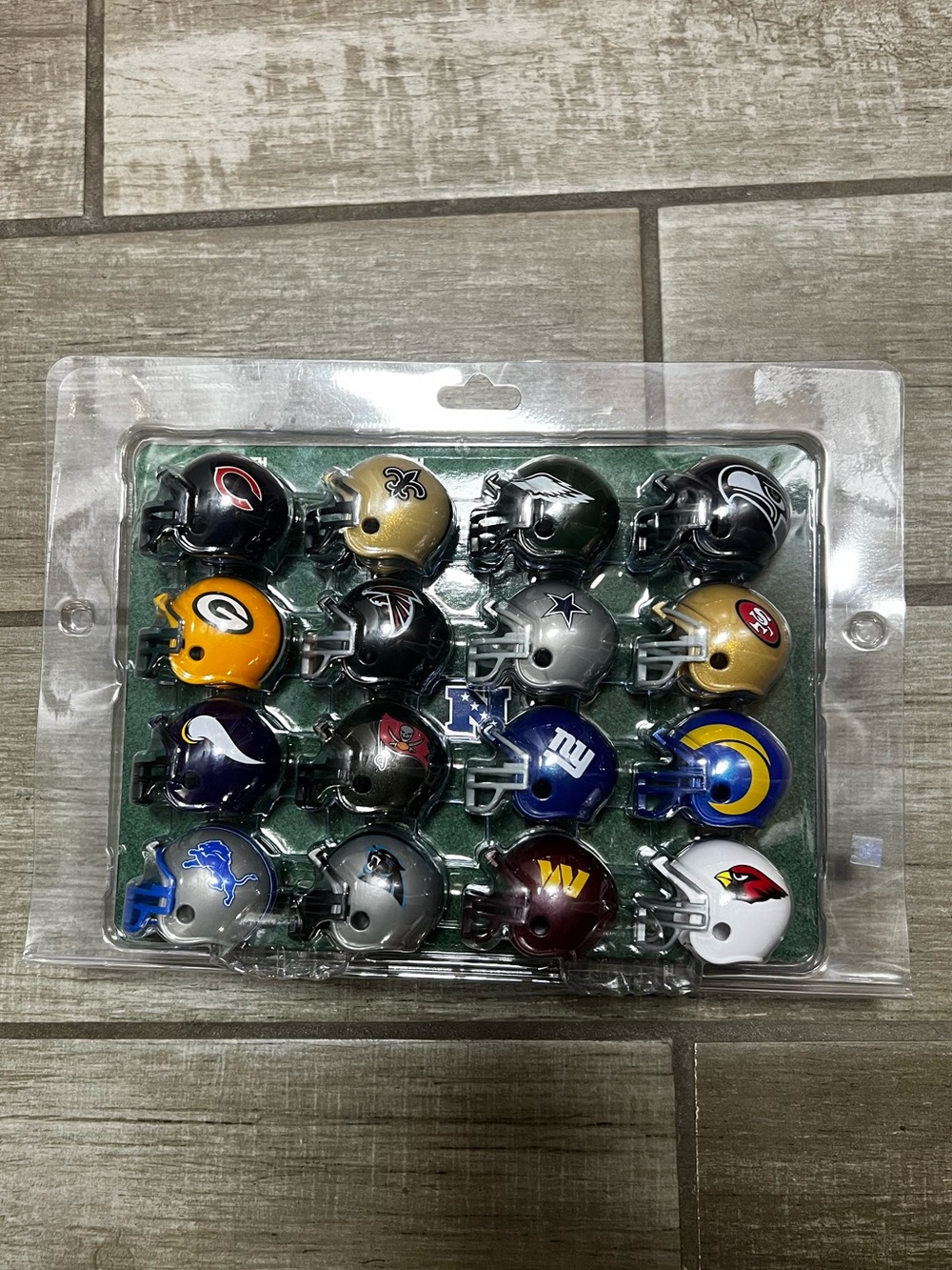 Riddell NFL Helmet Tracker Set w/ 32 Mini Helmets Multicolor